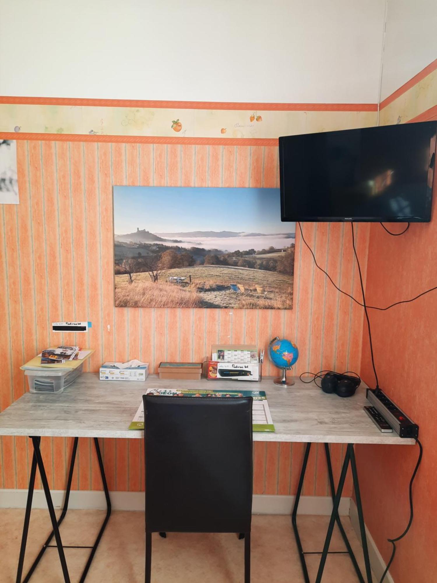 Les Coteaux De Planeze, Ideal Deplacement Pro, Chambres Individuelles Lit 160 Television Saint-Laurent-les-Tours Exterior photo